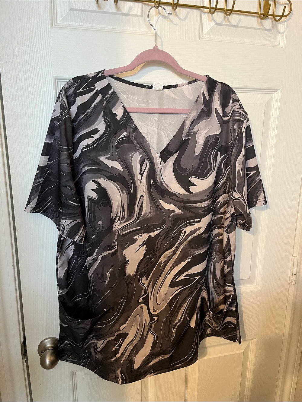 V-Neck Short Sleeve Scrub Top in Black & Gray Marble